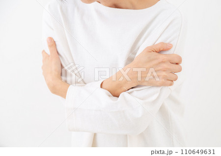 寒がるミドル女性 寒がるミドル女性 110649631