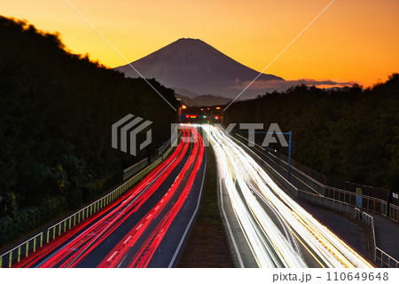 茅ヶ崎市　国道134号線から見る冬の富士山の風景 110649648