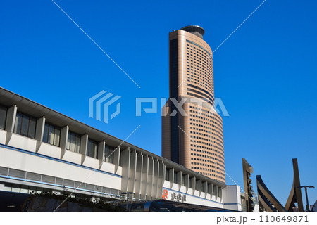 快晴下の浜松駅前アクトタワーの風景 快晴下の浜松駅前アクトタワーの風景 110649871
