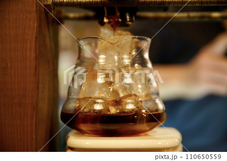 コーヒーサーバーに注がれるコーヒー 110650559