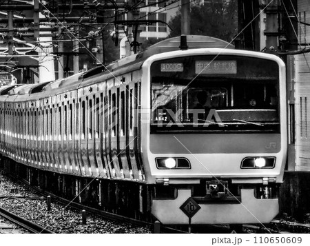 都会の長い電車 都会の長い電車 110650609