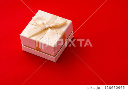 リボンのプレゼントと赤背景 110650966