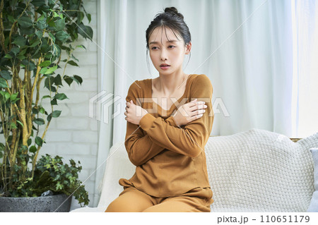 体調がすぐれない様子の若い女性 110651179