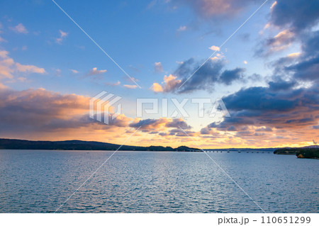 夕暮れの七尾湾と能登島大橋 110651299