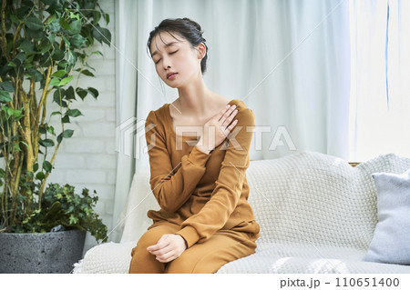 肩こりに苦しむ様子の若い女性 肩こりに苦しむ様子の若い女性 110651400