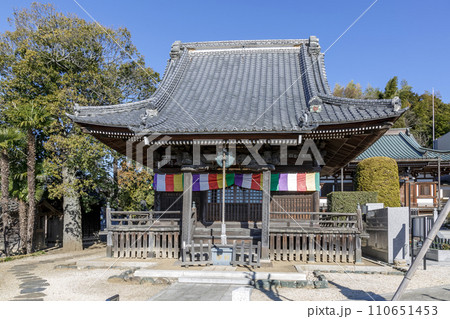 青空を背にした善応寺観音堂の建屋【茨城県土浦市】 110651453