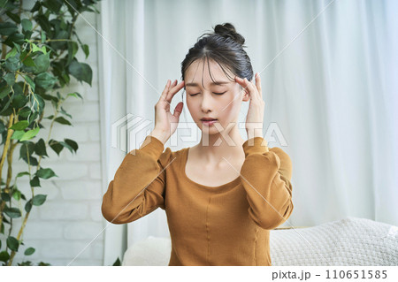 頭痛に悩む若い女性 頭痛に悩む若い女性 110651585