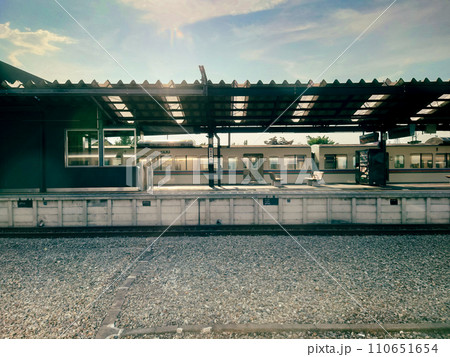 無人の西武秩父駅のホーム 110651654