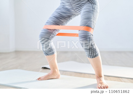 レジスタンスバンドを使って下半身のトレーニングをする女性 レジスタンスバンドを使って下半身のトレーニングをする女性 110651862