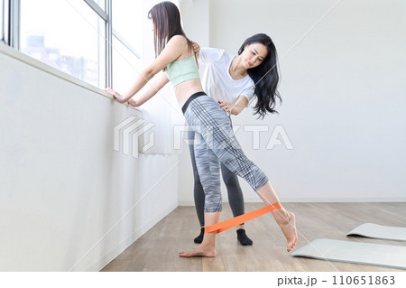 レジスタンスバンドを使って下半身のトレーニングをする女性 レジスタンスバンドを使って下半身のトレーニングをする女性 110651863