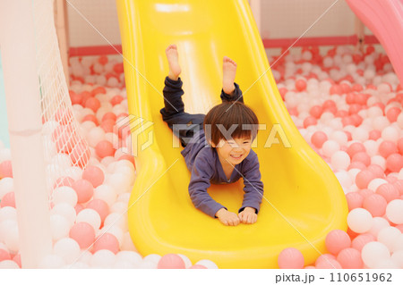 ボールプールで遊ぶ男の子 ボールプールで遊ぶ男の子 110651962