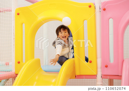 室内遊具で遊ぶ男の子 110652074