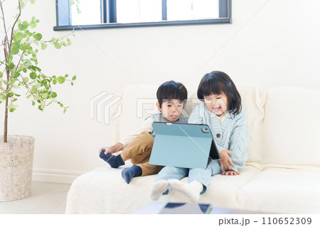 タブレットで動画を見る子供 タブレットで動画を見る子供 110652309