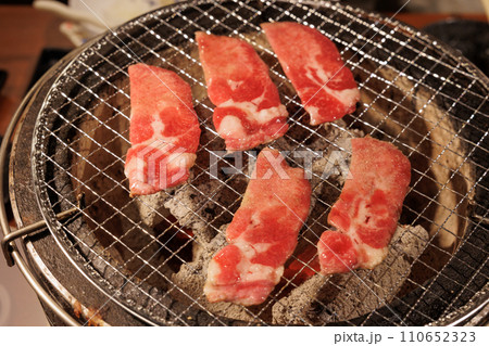 炭火で焼く牛タン 110652323