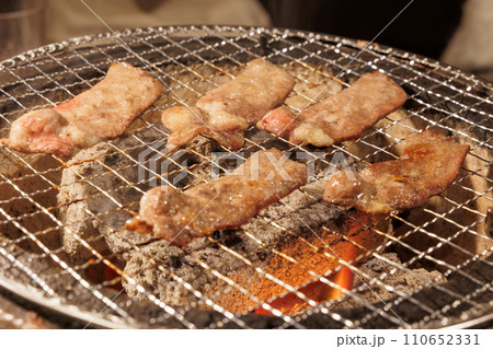 炭火で焼く牛タン 炭火で焼く牛タン 110652331