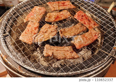 炭火で焼くカルビ 炭火で焼くカルビ 110652337