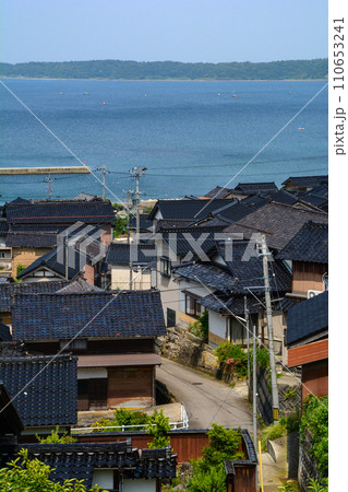 能登島　瓦と海と緑 110653241
