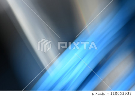 抽象的な背景 　光線　斜光　青　グレー 110653935