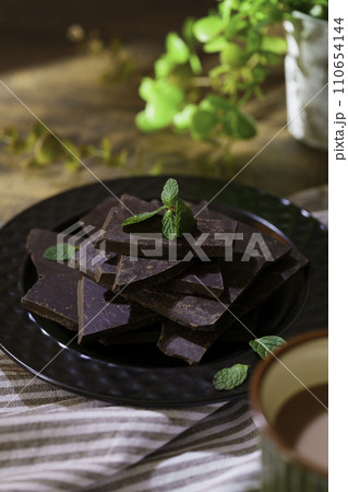 チョコレート　バレンタインデー　縦位置 110654144