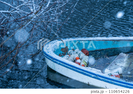 雪降り積もる滋賀県高島市新旭町針江大川の河口を撮影 110654226