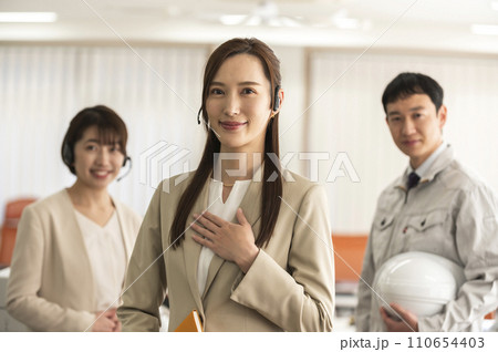 異業種の男女 110654403