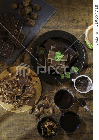 チョコレート　バレンタインデー　縦位置 110654718