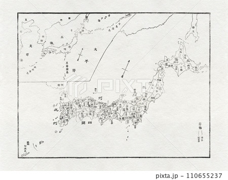 江戸末期から明治初期の日本地図を、白い和紙の背景に 110655237