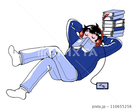 読書の途中で音楽を聴きながら居眠りする男の子 読書の途中で音楽を聴きながら居眠りする男の子 110655256