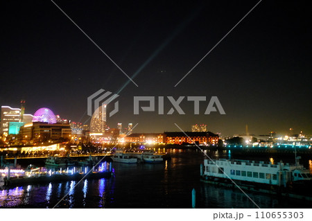 都会の夜の風景 110655303