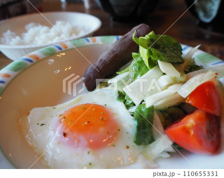 おいしい目玉焼きとお野菜 おいしい目玉焼きとお野菜 110655331