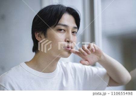 若い男性 カメラ目線 メンズビューティーイメージ ポートレート 若い男性 カメラ目線 メンズビューティーイメージ ポートレート 110655498