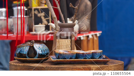 Ceramic tea pot with bowls on display. 110655504