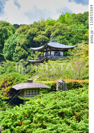 勧修寺　勧修寺灯篭と観音堂（京都市山科区） 110655884