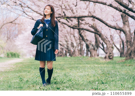 桜並木と高校生(女子高生) 桜並木と高校生(女子高生) 110655899