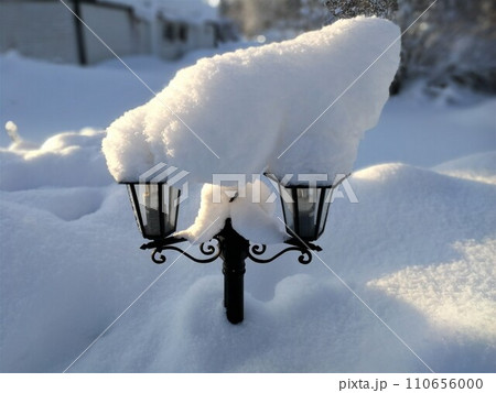 street lamp cowererd by snow 110656000
