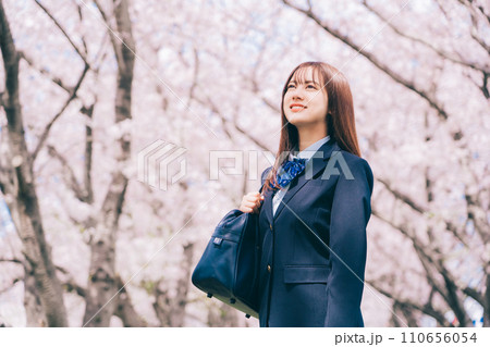 桜を見上げる女子高生 110656054
