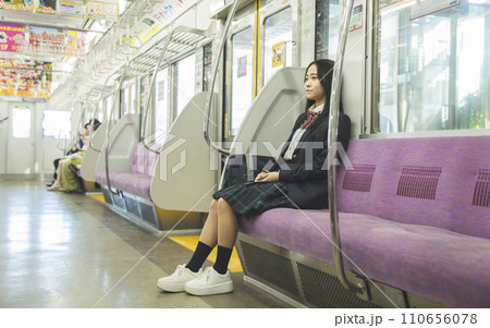 女子高校生 電車通学 イメージ 女子高校生 電車通学 イメージ 110656078