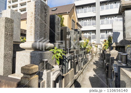 Small cemetery in Tokyo, Japan 110656140