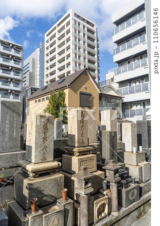Small cemetery in Tokyo, Japan 110656146