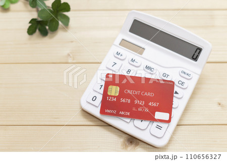 クレジットカードと電卓 110656327