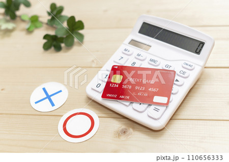 クレジットカードと電卓 110656333