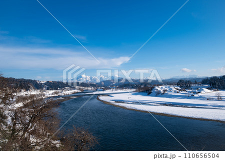 信濃川と雪景色(撮影:新潟県長岡市川口) 信濃川と雪景色(撮影:新潟県長岡市川口) 110656504