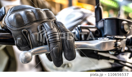 バイク通勤をする若いビジネスマンのイメージカット 110656537