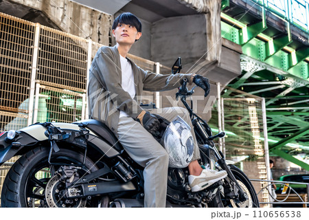 東京ツーリング　ツーリング仲間と待ち合わせをする男性ライダー 110656538