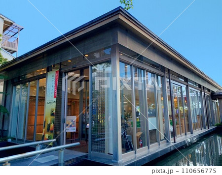 京都のまちなみ 祇園・東山エリア 清水坂 普門庵 清水本店 正面と右側面 近景 京都のまちなみ 祇園・東山エリア 清水坂 普門庵 清水本店 正面と右側面 近景 110656775