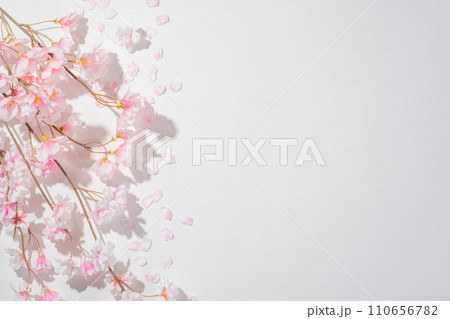 桜と白背景のフリースペース 110656782