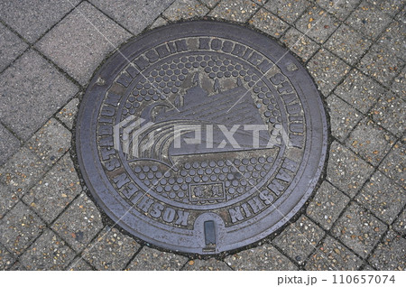 阪神甲子園球場のマンホールの蓋 110657074