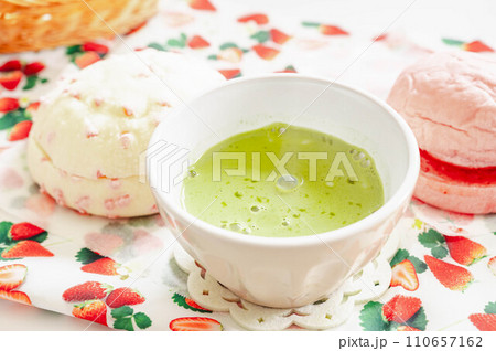 抹茶ラテとイチゴ味のパン 110657162