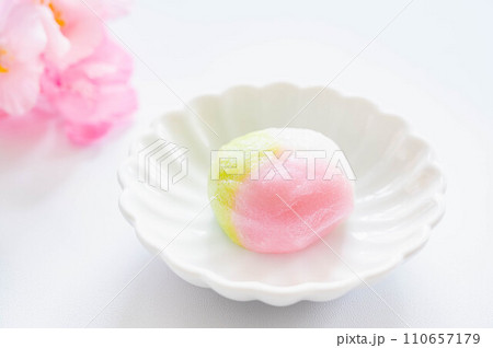 春の味覚　三色だんご 110657179