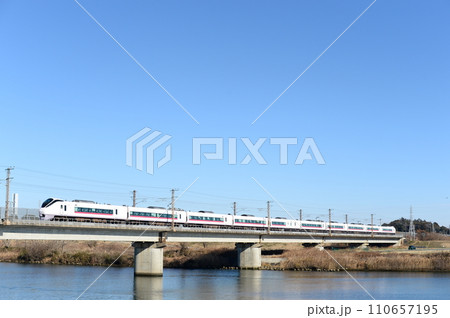 冬の那珂川を渡る常磐線の特急 110657195